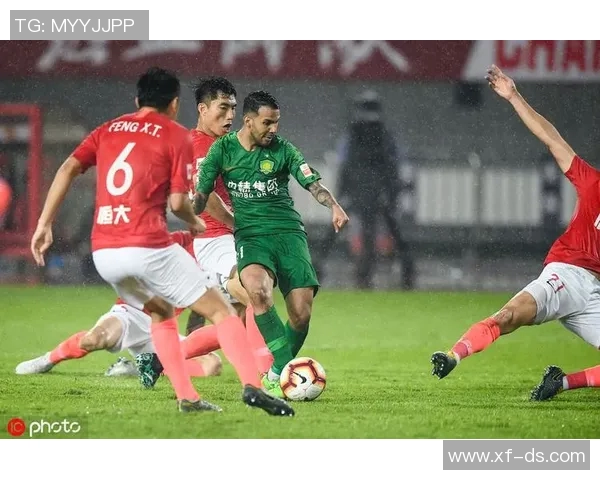 国安主场迎战恒大争夺榜首之战精彩对决引发球迷热议 国安主场迎战恒大争夺榜首之战精彩对决引发球迷热议