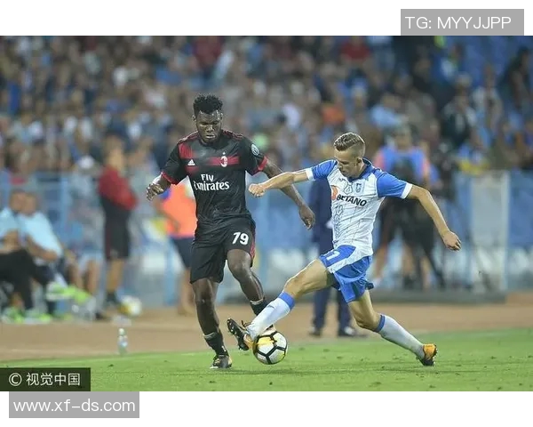 AC米兰迎战克拉约瓦全力争胜展现球队实力与风采